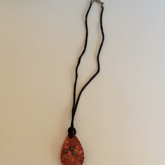 Beautiful stone necklace on string - Picture 1 of 6